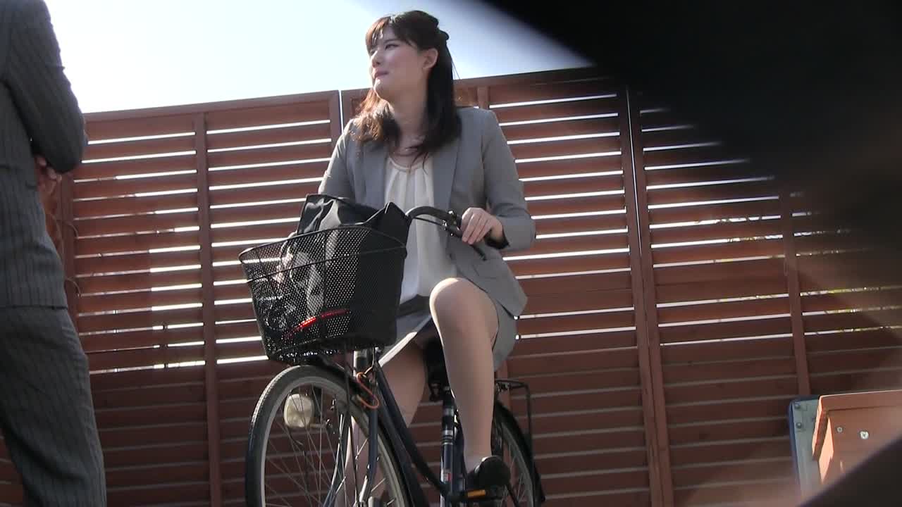 奇跡の瞬間！仕事中OLお姉さんの　自転車パンチラ　ふたりセット